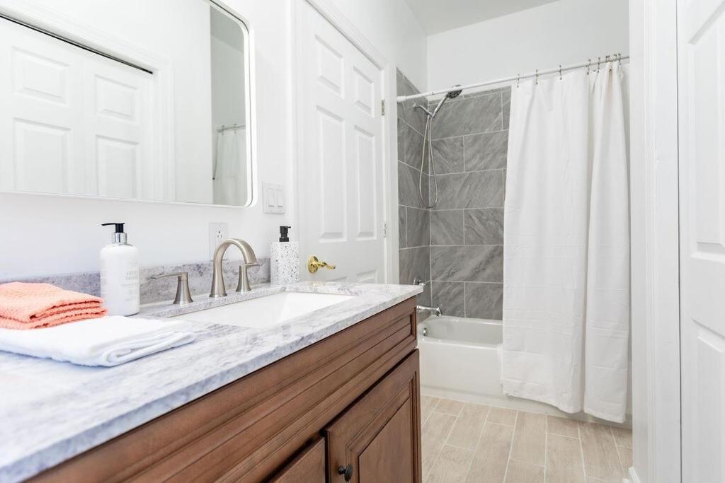 Family Friendly 3br 3bath Near Pghs Hot Spots Holiday home *